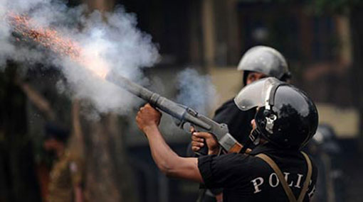 Protesting Uni. students met with tear gas by police