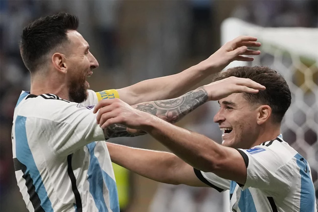 Argentina is headed to the quarterfinals after beating Australia 2-1