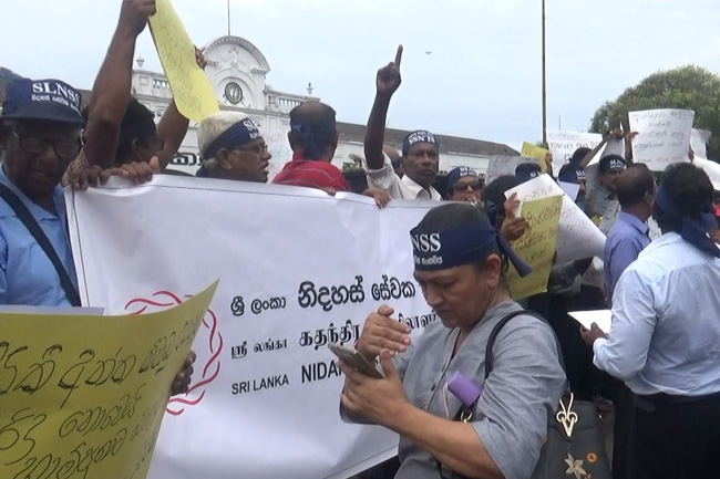 Trade unions stage protest opposite Fort Railway Station