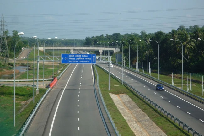 Southern Expressway partially blocked by toppled lorry