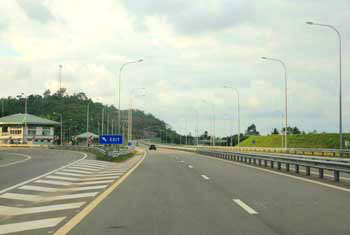 Govt has earned nearly Rs.1 billion from Expressway
