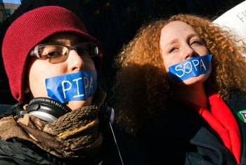 U.S. halts anti-piracy bills following online protest